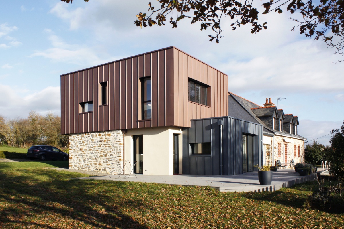 Extension contemporaine d'une longère