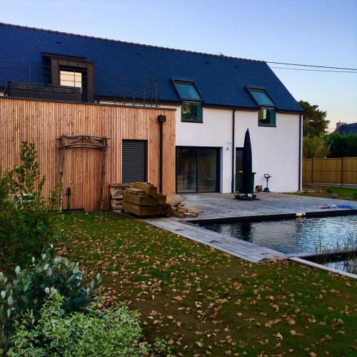 CONSTRUCTION DUNE MAISON DE VACANCES : facade jardin + piscine naturelle + terrasse