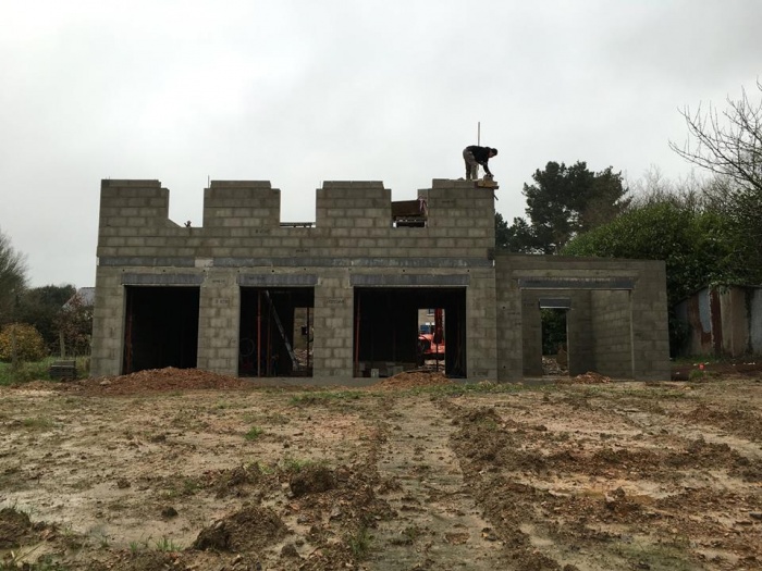 Construction  la campagne d'une maison bleue : en cours de construction